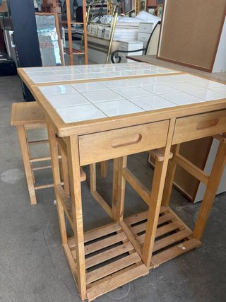 MESA DE COCINA CON TABURETES