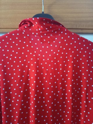 Vestido de bolinhas vermelho