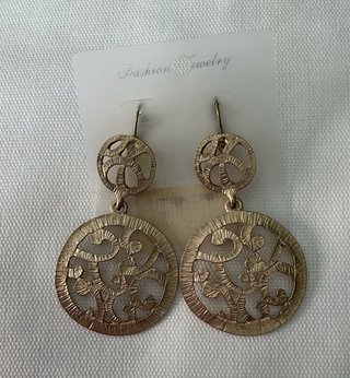 Lote tres collares y pendientes dorados