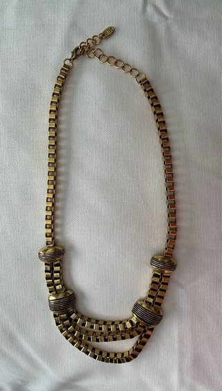 Lote tres collares y pendientes dorados