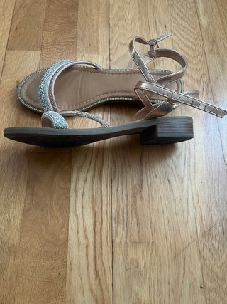 Sandalias doradas con pedrería
