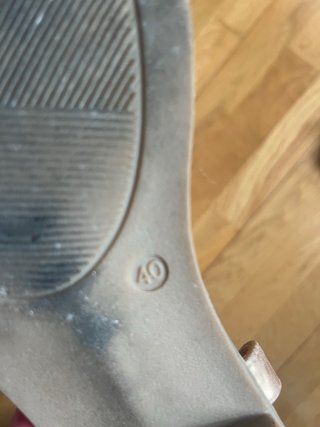 Sandalias doradas con pedrería