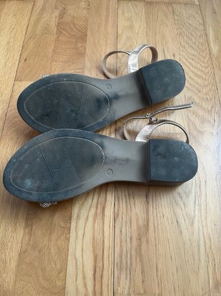 Sandalias doradas con pedrería