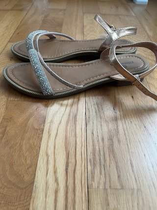 Sandalias doradas con pedrería