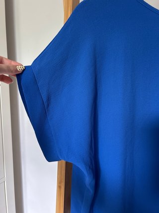 Camisa azul eléctrico