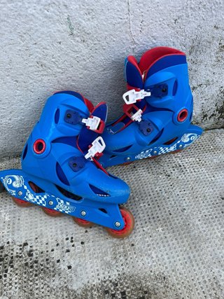 Patines en línea azules y rojos