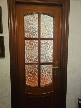 Puerta madera con cristal decorado