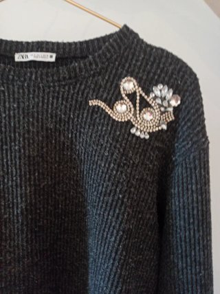 Jersey Zara gris oscuro con pedrería