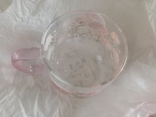 Caneca de vidro com flores rosa