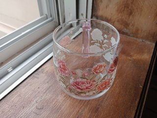 Caneca de vidro com flores rosa