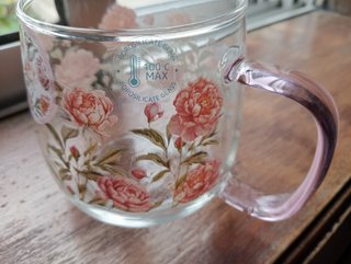 Caneca de vidro com flores rosa