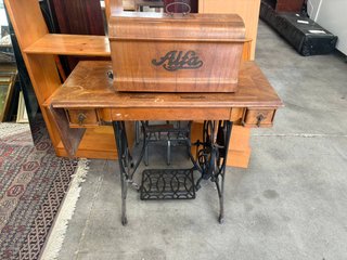 MÁQUINA DE COSER ALFA