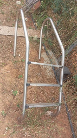 Escalera de piscina metálica