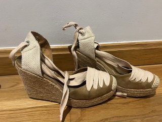 Sandalias de cuña beige y marrón con cordones