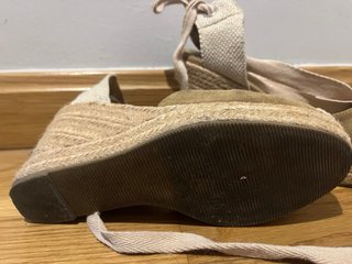 Sandalias de cuña beige y marrón con cordones