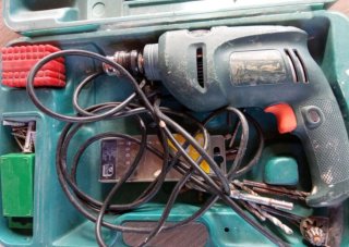 Taladro Makita con maletín y accesorios