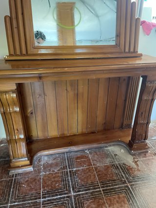 Mueble recibidor rústico con espejo.