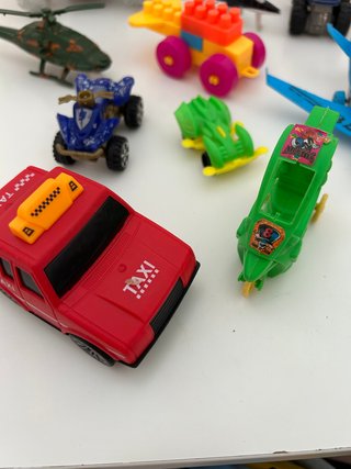 Lote de vehículos y juguetes infantiles