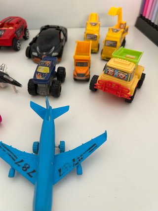Lote de vehículos y juguetes infantiles