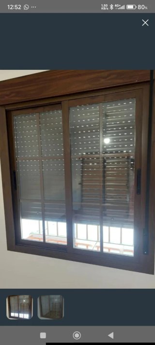 Ventana aluminio corredera color nogal.