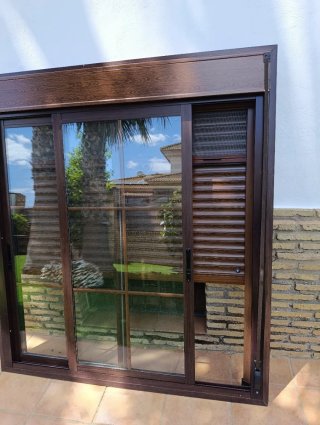 Ventana aluminio corredera color nogal.