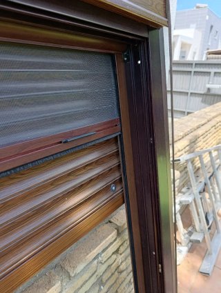 Ventana aluminio corredera color nogal.