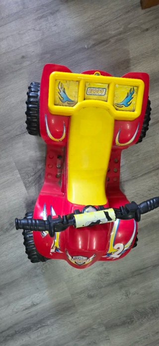 Quad infantil rojo y amarillo