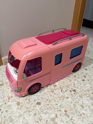 Casa rodante Barbie con piscina , esta incompleta