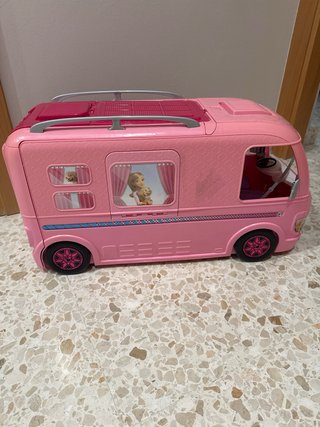 Casa rodante Barbie con piscina , esta incompleta