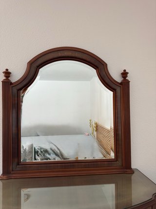 Cómoda de madera con espejo