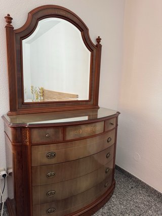 Cómoda de madera con espejo