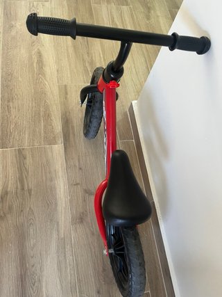 Bicicleta sin pedales roja