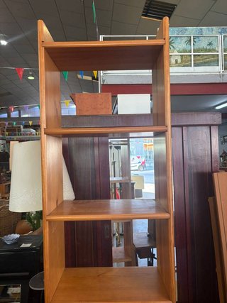 ESTANTERÍA DE MADERA