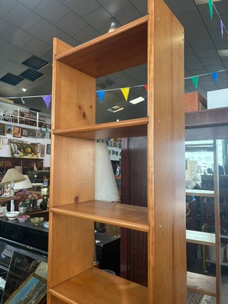 ESTANTERÍA DE MADERA