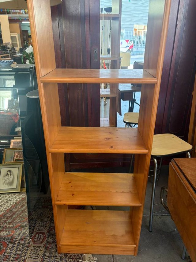 ESTANTERÍA DE MADERA