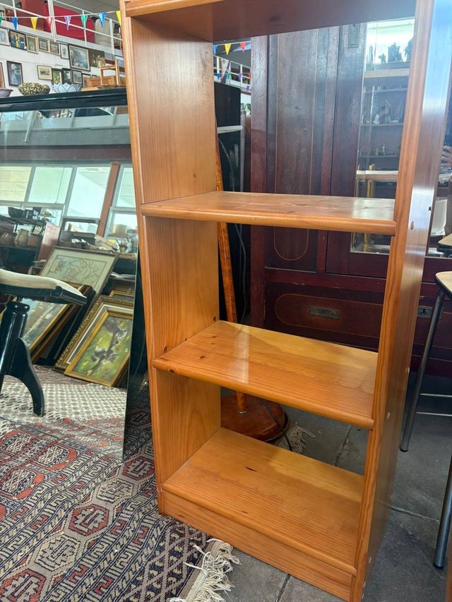 ESTANTERÍA DE MADERA