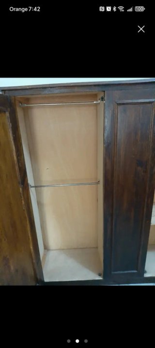 Armario de madera maciza antiguo