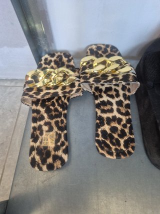 Chanclas leopardo con cadena dorada