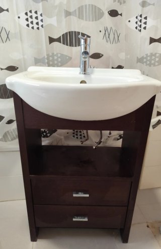 Mueble de baño con lavabo blanco