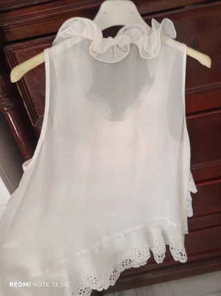 Top blanca volantes y encaje