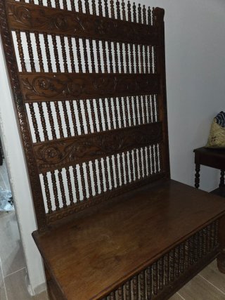 Banco de madera tallada