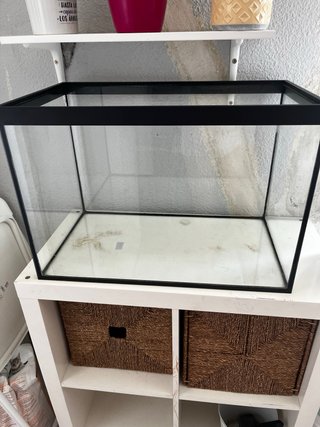 Acuario completo negro y transparente