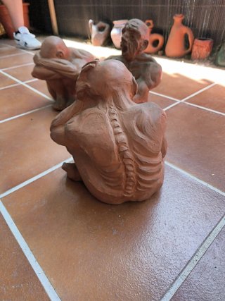Figuras artesania cerámica.Serie "soledad humana"