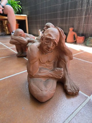 Figuras artesania cerámica.Serie "soledad humana"