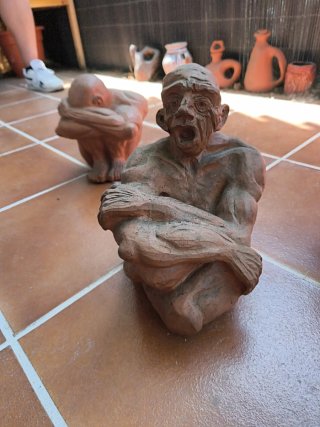 Figuras artesania cerámica.Serie "soledad humana"