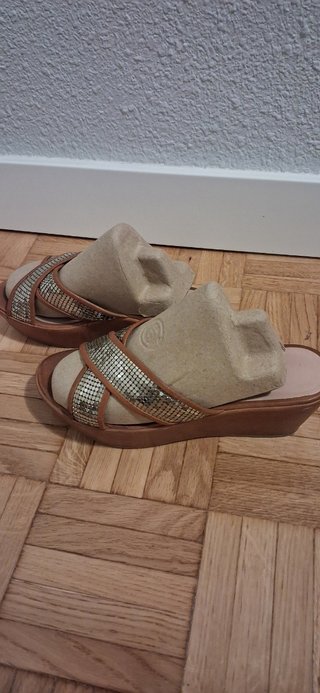 Sandalias de cuña plateadas y marrones