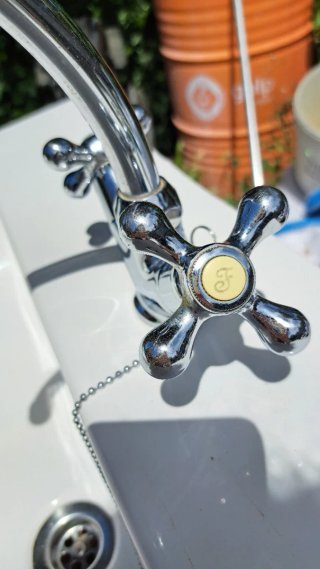 Lavabo con grifo y desagüe