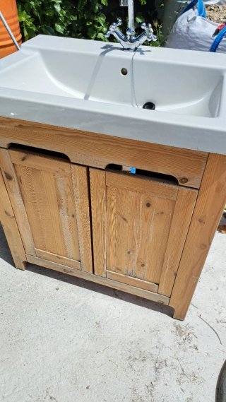 Lavabo con grifo y desagüe