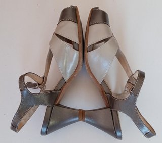 Sandalias tacón Pie Santo beige y plata