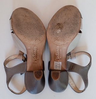 Sandalias tacón Pie Santo beige y plata